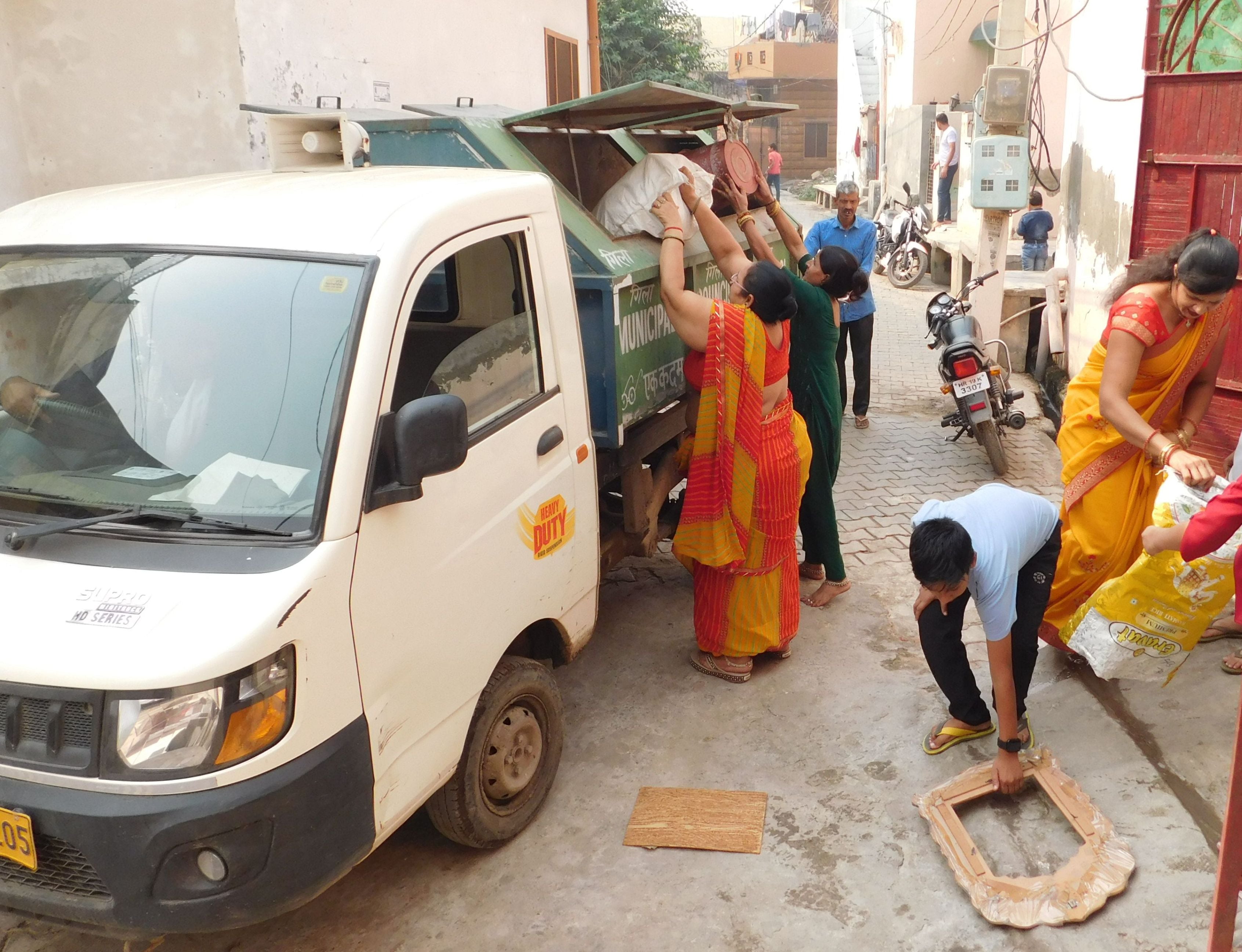 नगर परिषद कार्यालय में खड़े ऑटो टिप्पर। नगर परिषद कार्यालय में खड़े ऑटो टिप्पर।