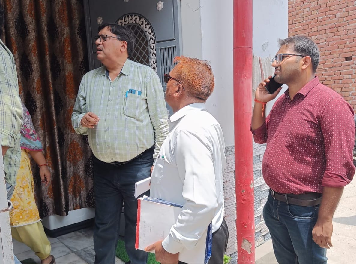 नेहरू रोड पर मीटर शंट को पकड़ते हुए अधिशासी अभियंता द्वितीय केपी पूरी व अन्य टीम। स्त्रोत: विद् नेहरू रोड पर मीटर शंट को पकड़ते हुए अधिशासी अभियंता द्वितीय केपी पूरी व अन्य टीम। स्त्रोत: विद्