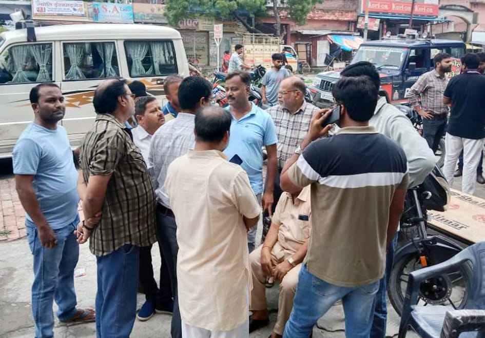 पलिया की स्टेशन रोड पर दुकान पर बैठे जीएसटी टीम के अधिकारी। पलिया की स्टेशन रोड पर दुकान पर बैठे जीएसटी टीम के अधिकारी।