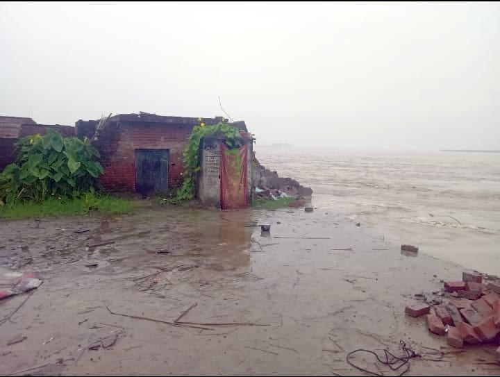 पलिया से गजरौरा गांव जाने वाले रास्ते पर चल रहा पानी। पलिया से गजरौरा गांव जाने वाले रास्ते पर चल रहा पानी।
