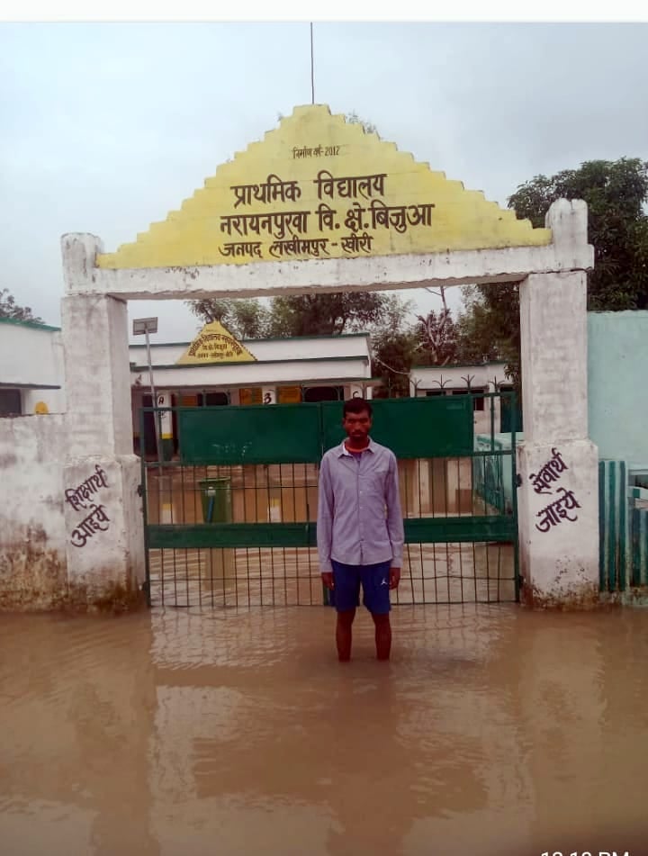 पलिया से गजरौरा गांव जाने वाले रास्ते पर चल रहा पानी। पलिया से गजरौरा गांव जाने वाले रास्ते पर चल रहा पानी।