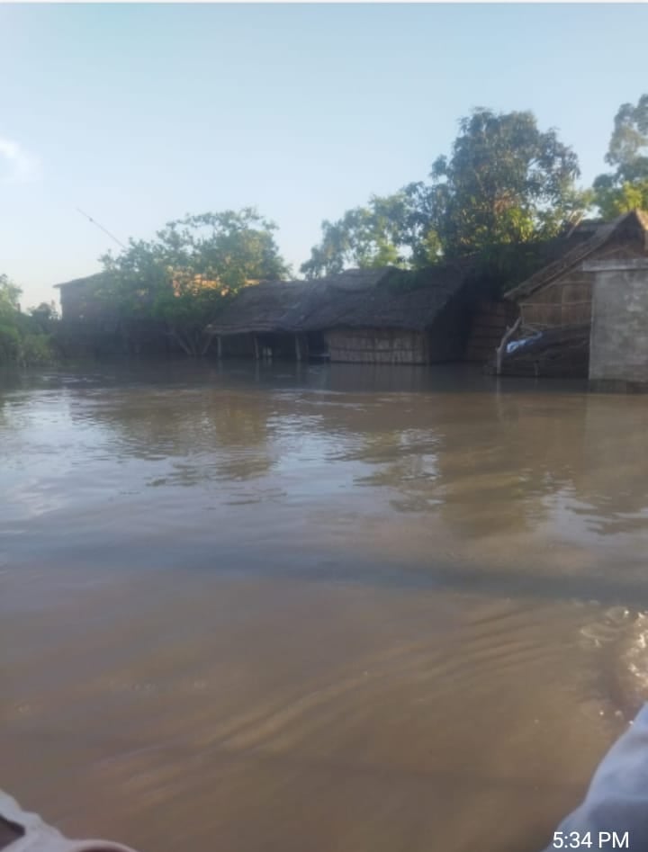 पलिया से गजरौरा गांव जाने वाले रास्ते पर चल रहा पानी। पलिया से गजरौरा गांव जाने वाले रास्ते पर चल रहा पानी।