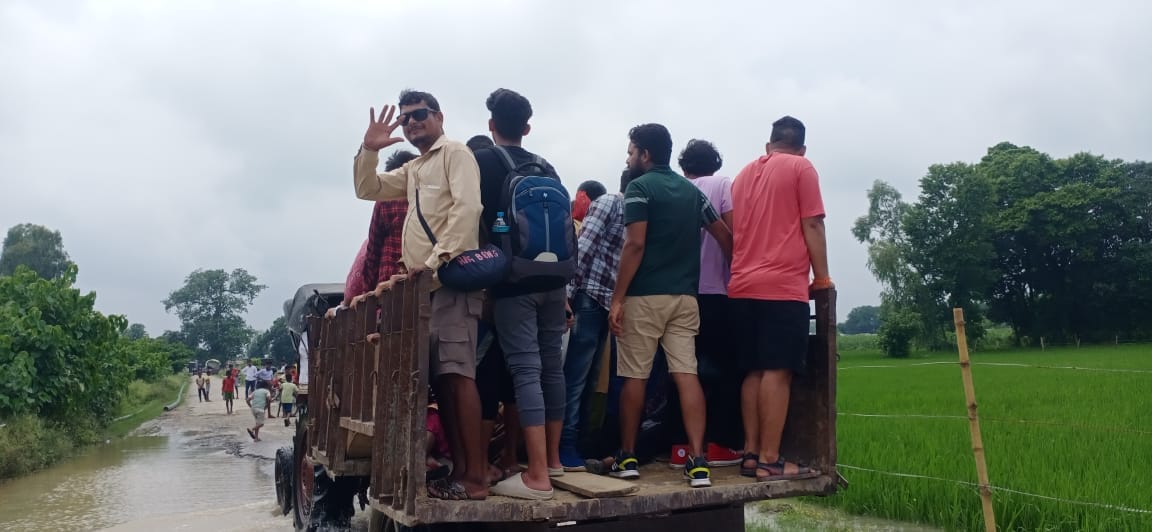 पलिया से गजरौरा गांव जाने वाले रास्ते पर चल रहा पानी। पलिया से गजरौरा गांव जाने वाले रास्ते पर चल रहा पानी।