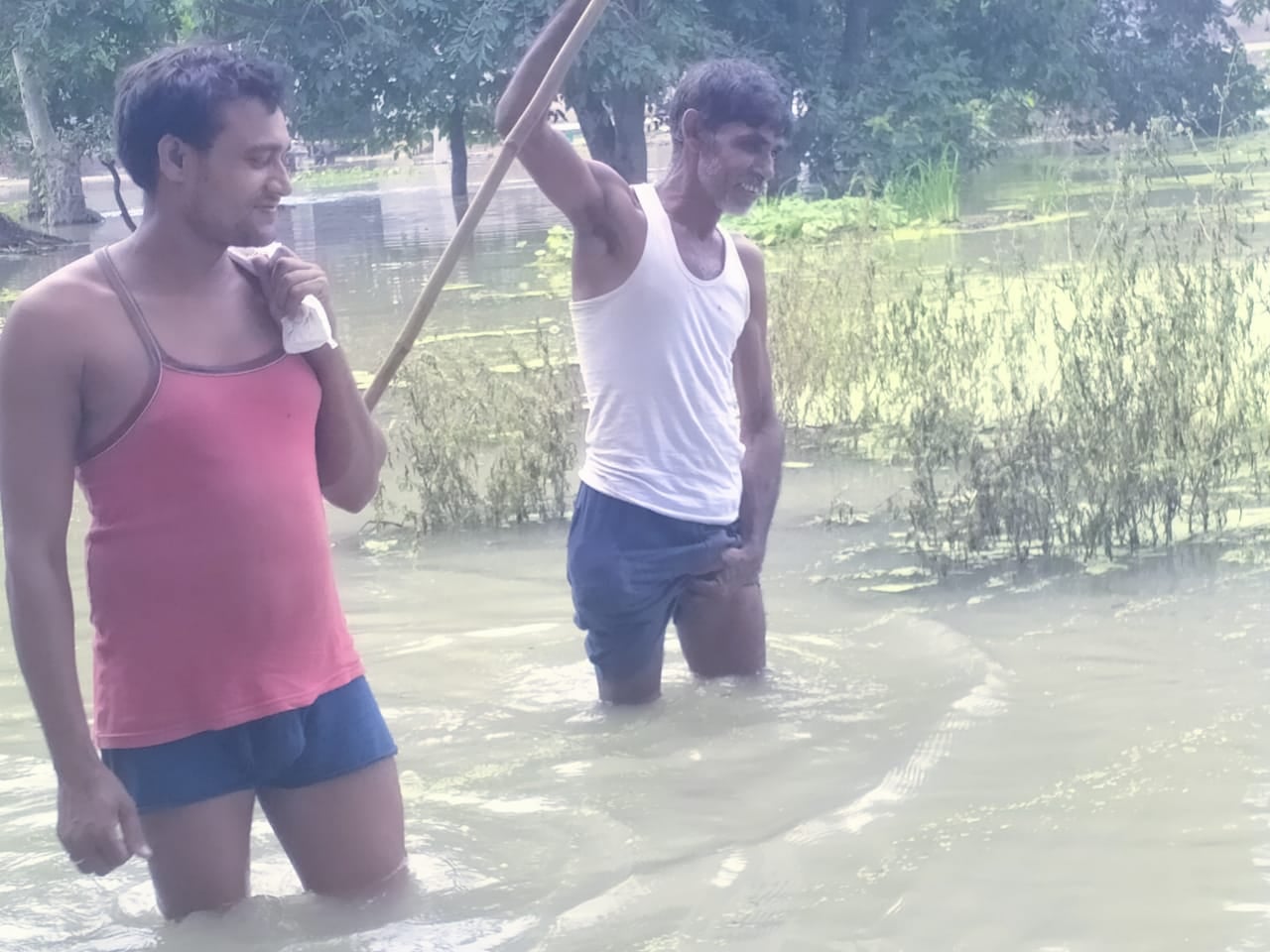 पलिया से गजरौरा गांव जाने वाले रास्ते पर चल रहा पानी। पलिया से गजरौरा गांव जाने वाले रास्ते पर चल रहा पानी।