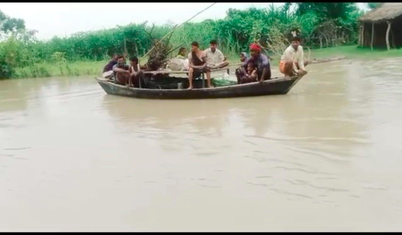 पलिया से गजरौरा गांव जाने वाले रास्ते पर चल रहा पानी। पलिया से गजरौरा गांव जाने वाले रास्ते पर चल रहा पानी।