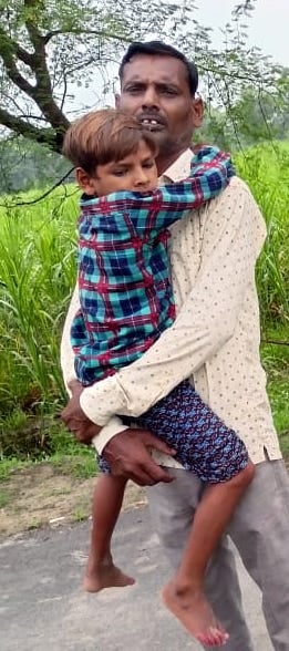 पलिया से गजरौरा गांव जाने वाले रास्ते पर चल रहा पानी। पलिया से गजरौरा गांव जाने वाले रास्ते पर चल रहा पानी।