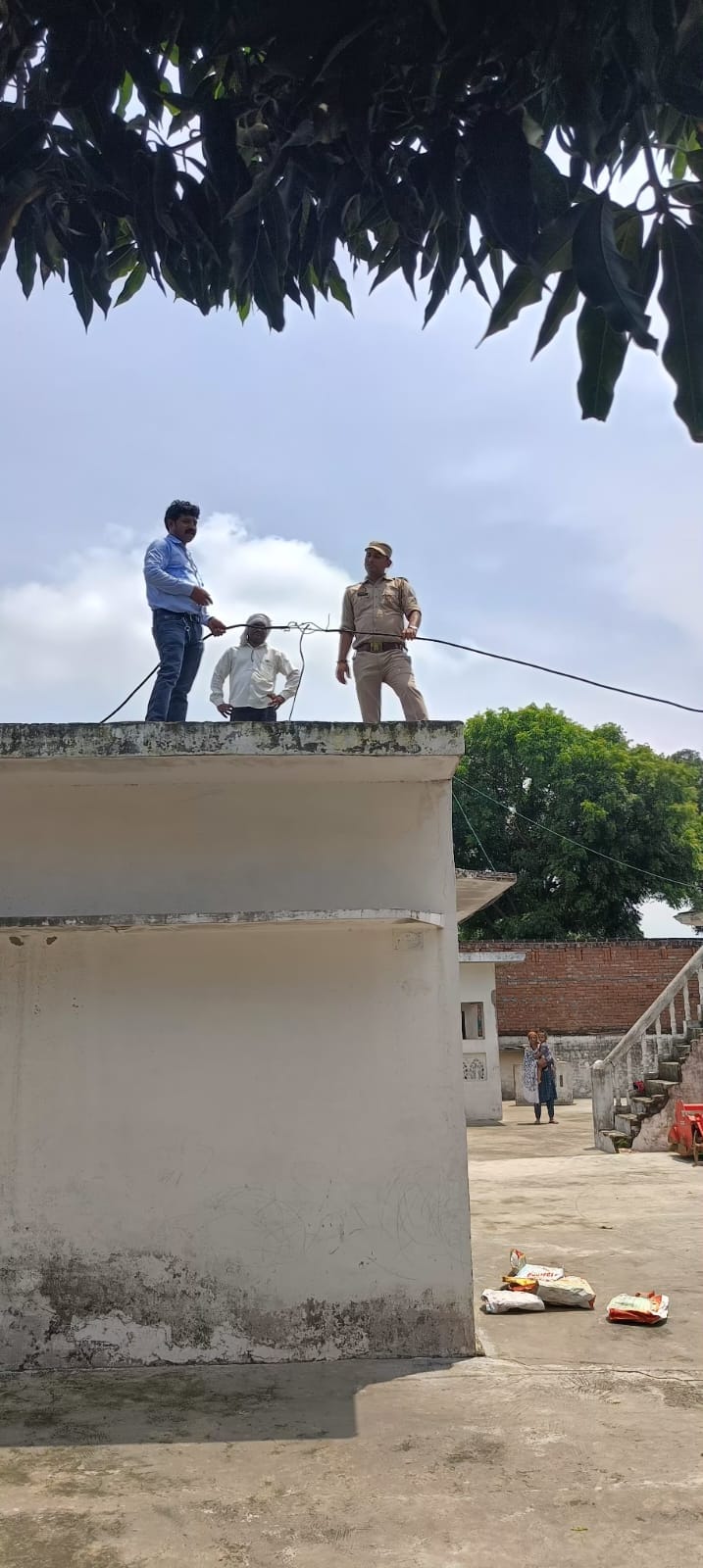 सीओ विजिलेंस के नेतृत्व में छापेमारी करने पहंची विजिलेंस टीम । संवाद सीओ विजिलेंस के नेतृत्व में छापेमारी करने पहंची विजिलेंस टीम । संवाद