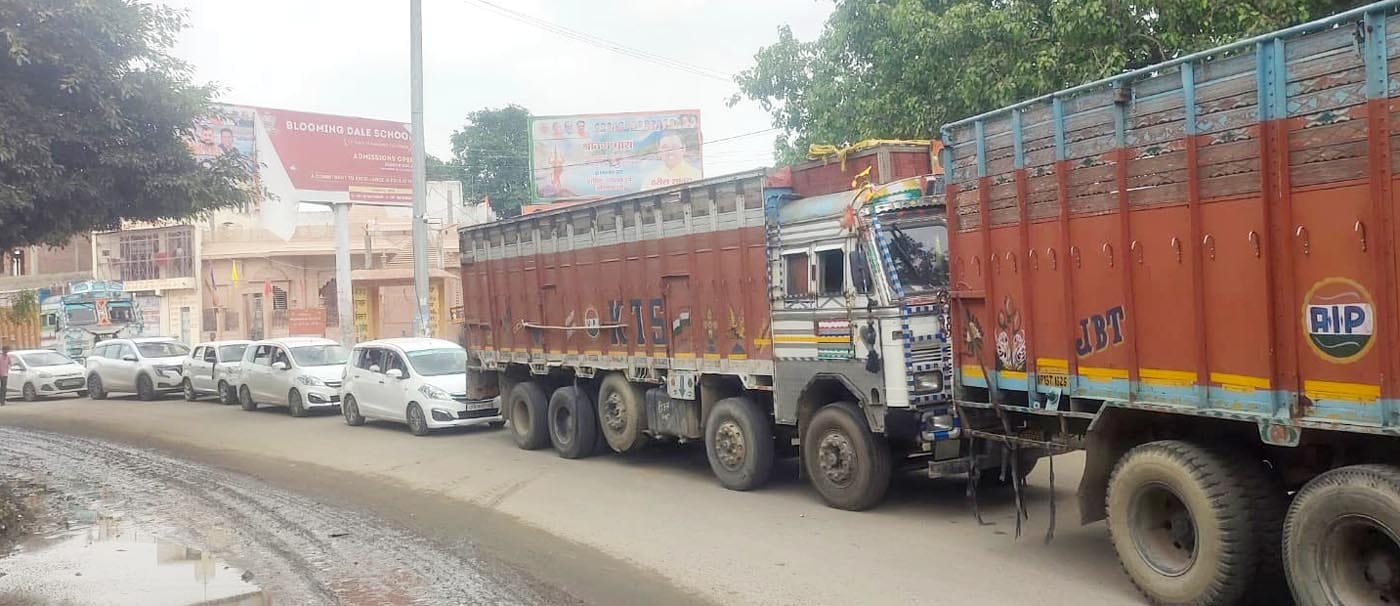 उझानी मंडी में मक्का की आवक बढ़ने पर बरेली-मथुरा हाईवे पर लगा जाम। संवाद