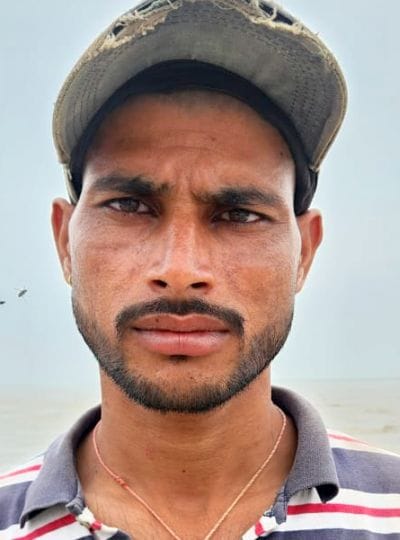 उसहैत के बेहटी गांव में कटान कर रही गंगा। संवाद उसहैत के बेहटी गांव में कटान कर रही गंगा। संवाद