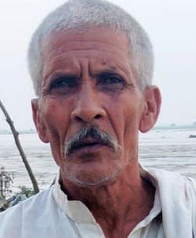 उसहैत के बेहटी गांव में कटान कर रही गंगा। संवाद उसहैत के बेहटी गांव में कटान कर रही गंगा। संवाद