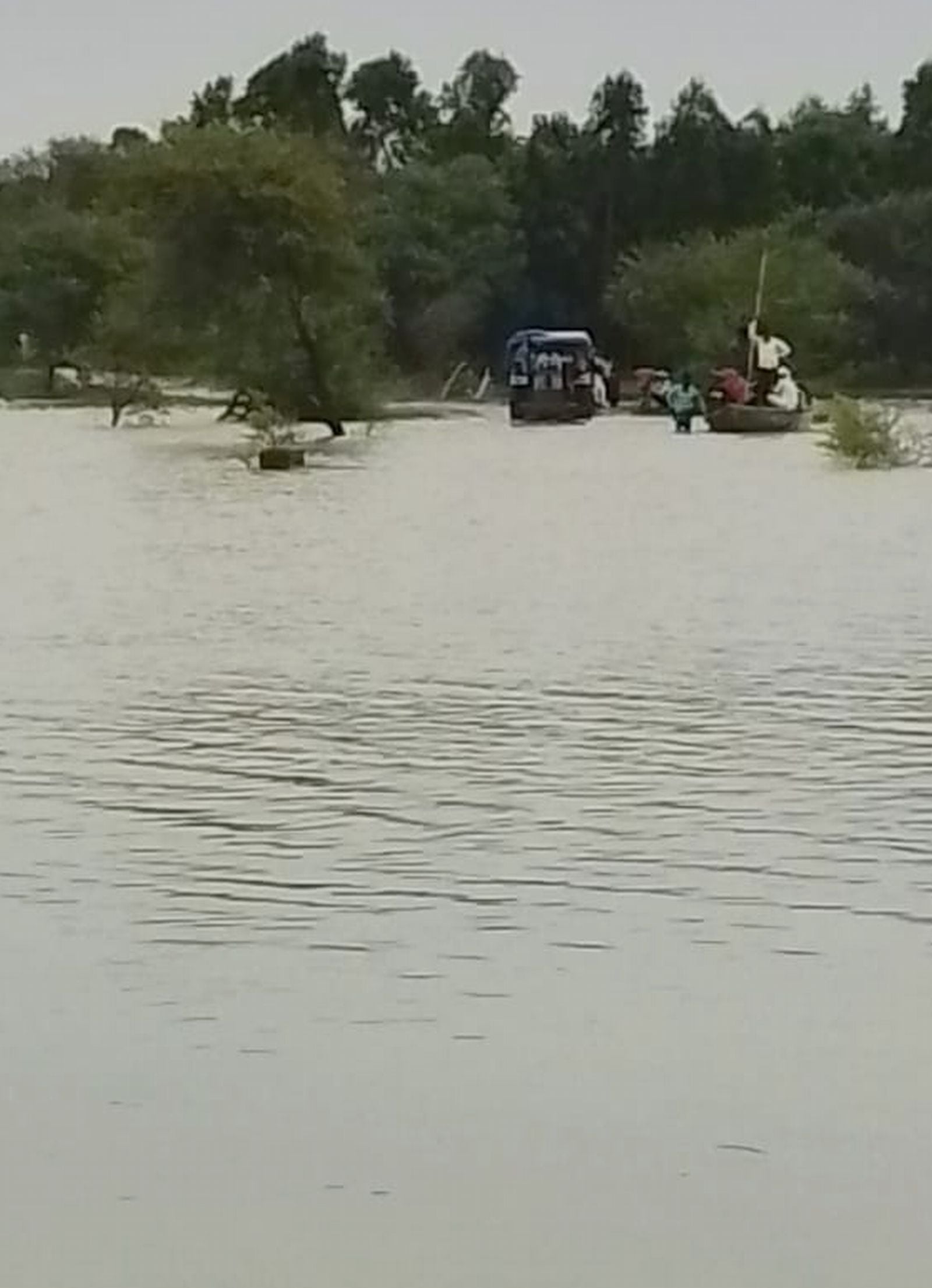 उसहैत के बेहटी गांव में कटान कर रही गंगा। संवाद उसहैत के बेहटी गांव में कटान कर रही गंगा। संवाद