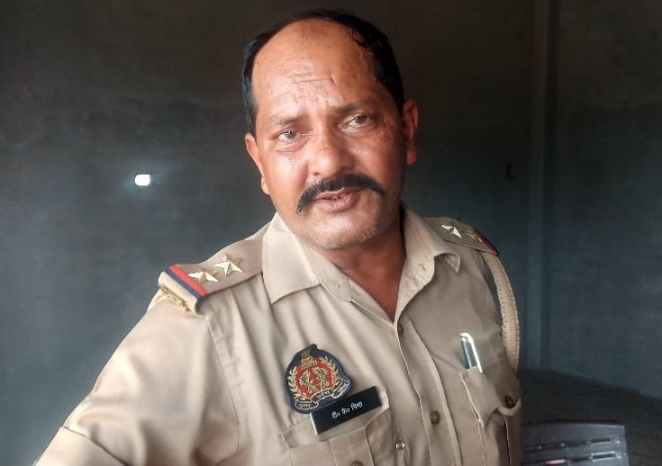 अंतू थाने के बैजलपुर में स्मैकियों के साथ बैठ कश लगाता दरोगा। सोशल मीडिया