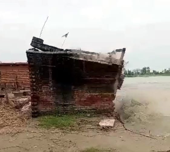 बेलरायां गांव फरेंदा से बाजार आते हुए बाढ़ पीड़ित