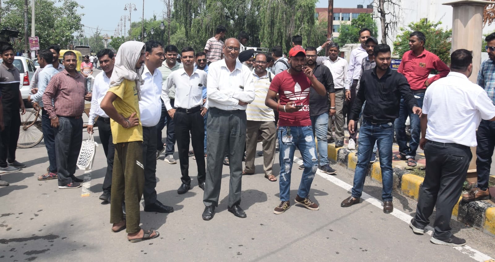 छावनी रेलवे रोड पर बाइक लगाकर लगाया जाम: संवाद छावनी रेलवे रोड पर बाइक लगाकर लगाया जाम: संवाद