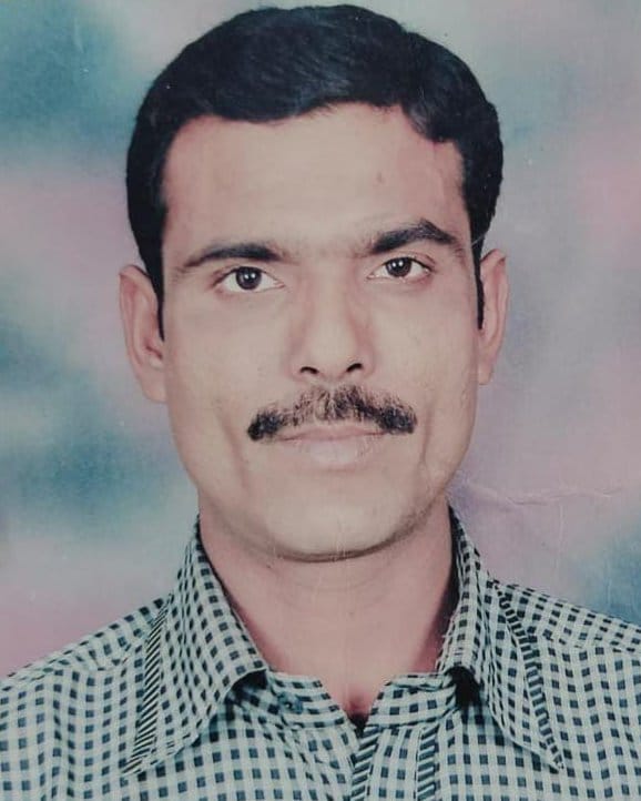 जेठवारा के चमरुपुर गांव में मृतक शरीफ के घर पर जुटी भीड़। संवाद जेठवारा के चमरुपुर गांव में मृतक शरीफ के घर पर जुटी भीड़। संवाद