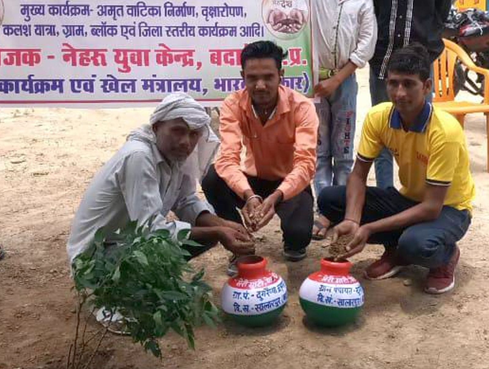 कुंवरगांव में पंच-प्रण की शपथ लेतीं जिला पंचायत अध्यक्ष वर्षा यादव व छात्राएं।स्रोत जिला पंचायत