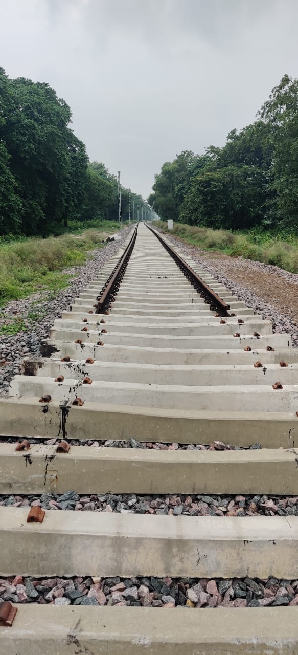 माला जंगल में पटरी बिछाने को आधे रास्ते कोे किया तैयार । संवाद