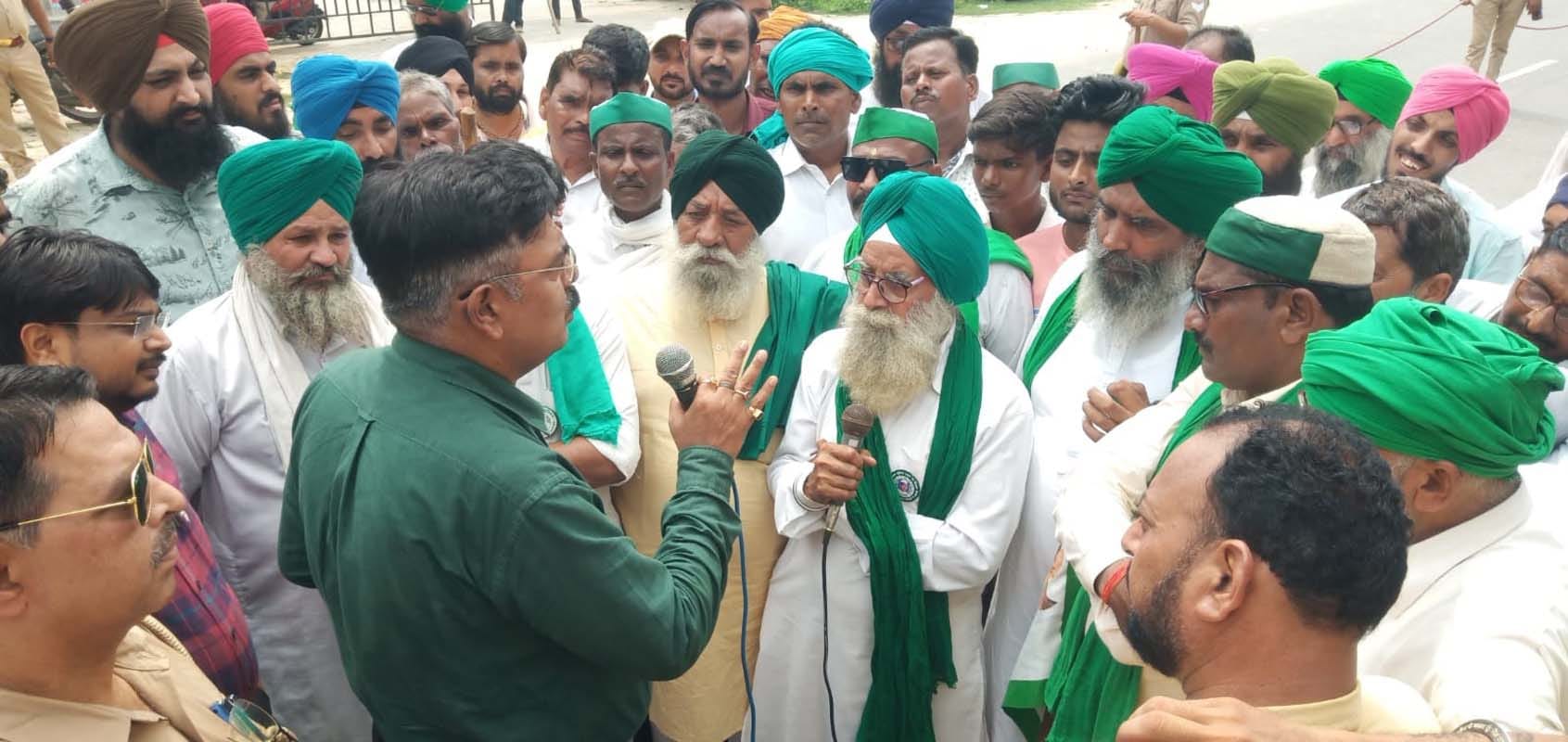 पुवायां में तिरंगा ट्रैक्टर रैली में शामिल किसान