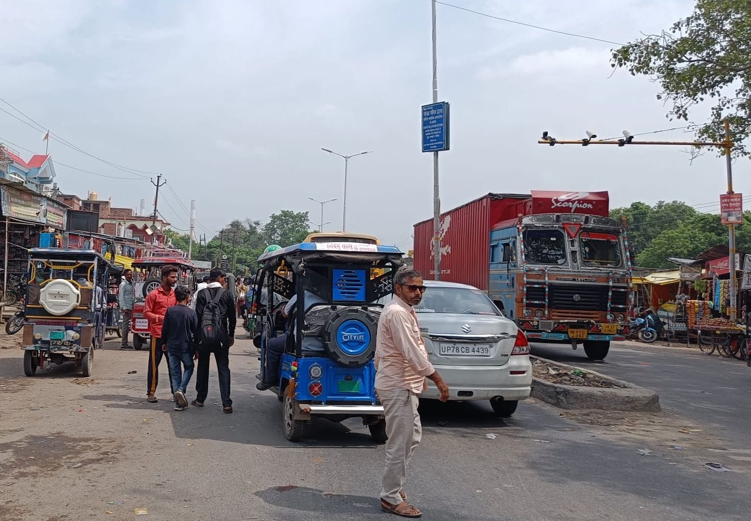 शाहजहांपुर-हरदोई हाईवे पर पेट्रोल पंप के सामने डिवाइडर के पास खराब सड़क। संवाद