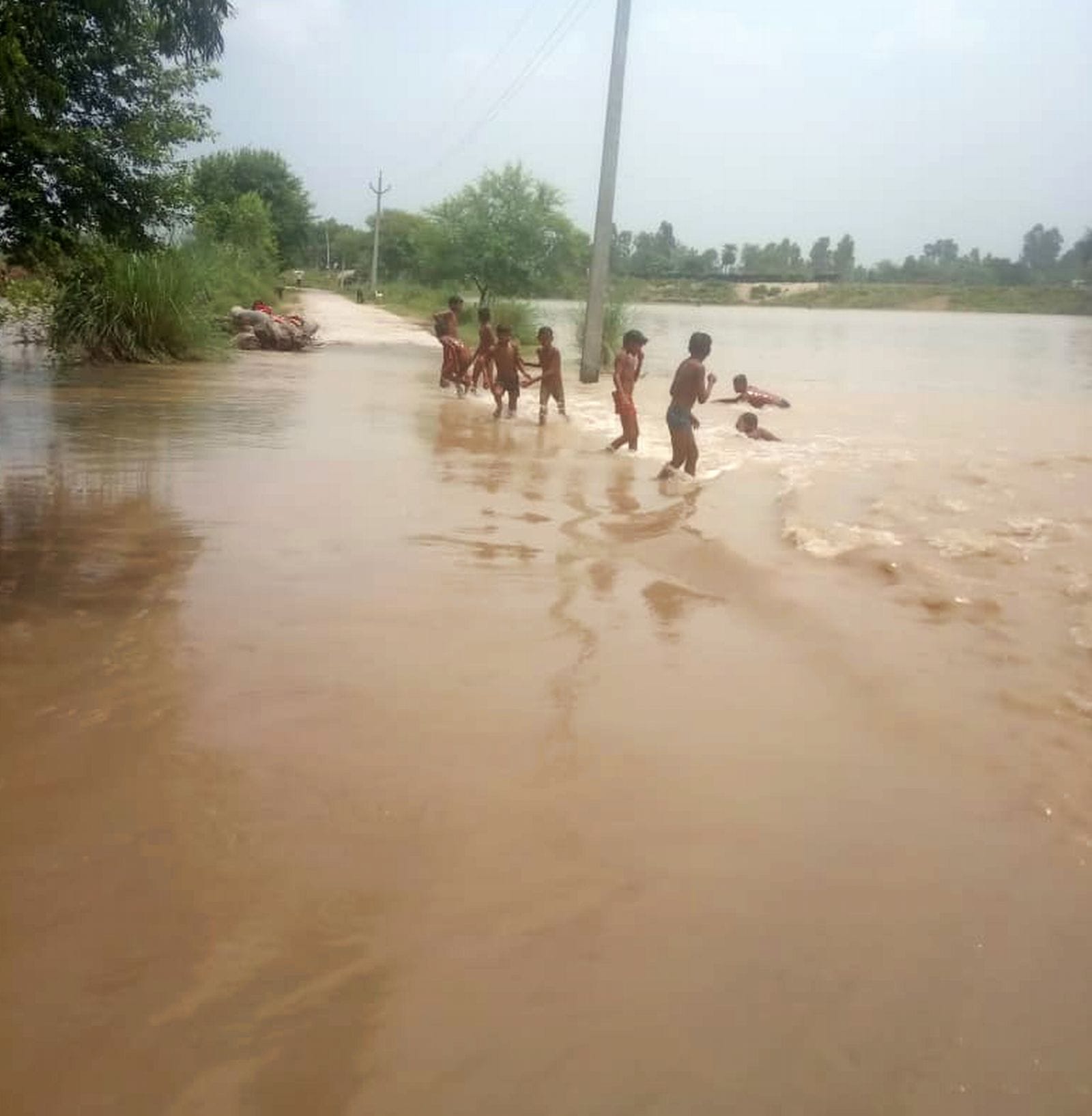 उसहैत के गांव बेहटी में सड़कों पर तंबू लगाकर रह रहे लोग।संवाद
