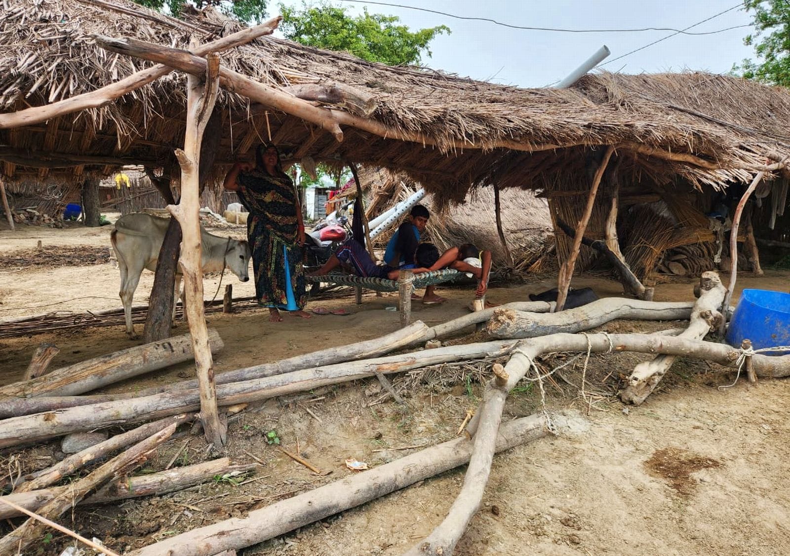 उसहैत के गांव बेहटी में सड़कों पर तंबू लगाकर रह रहे लोग।संवाद