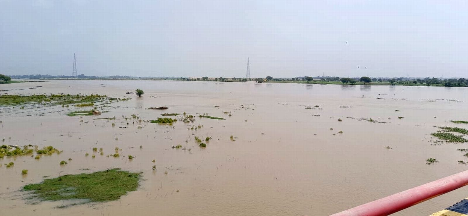 उसहैत के गांव बेहटी में सड़कों पर तंबू लगाकर रह रहे लोग।संवाद