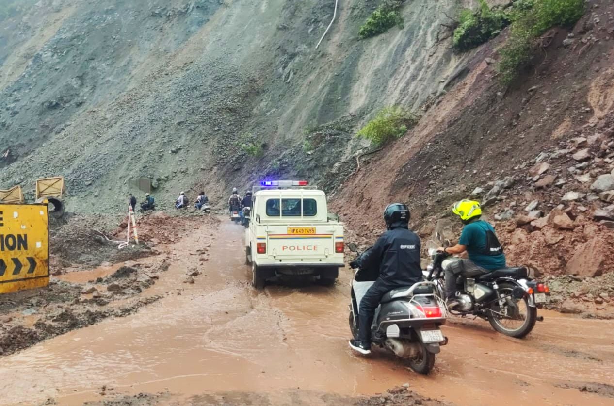 कालका-शिमला हाईवे पर चक्कीमाेड़ के समीप अस्थायी सड़क से गुजरते वाहन। संवाद