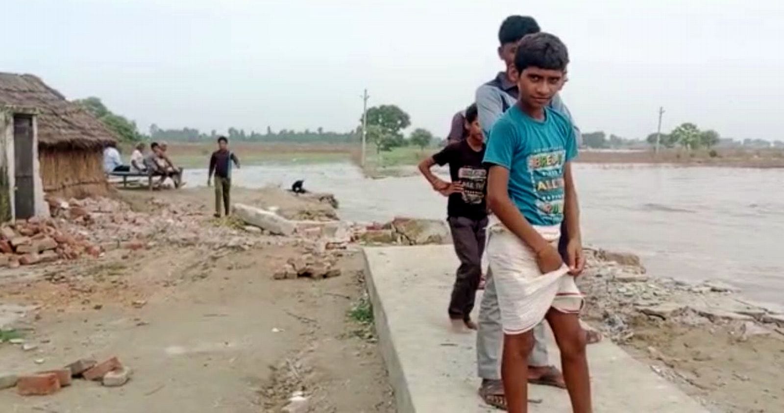 कमले नगला में पन्नी डालकर रह रहे लोग। संवाद