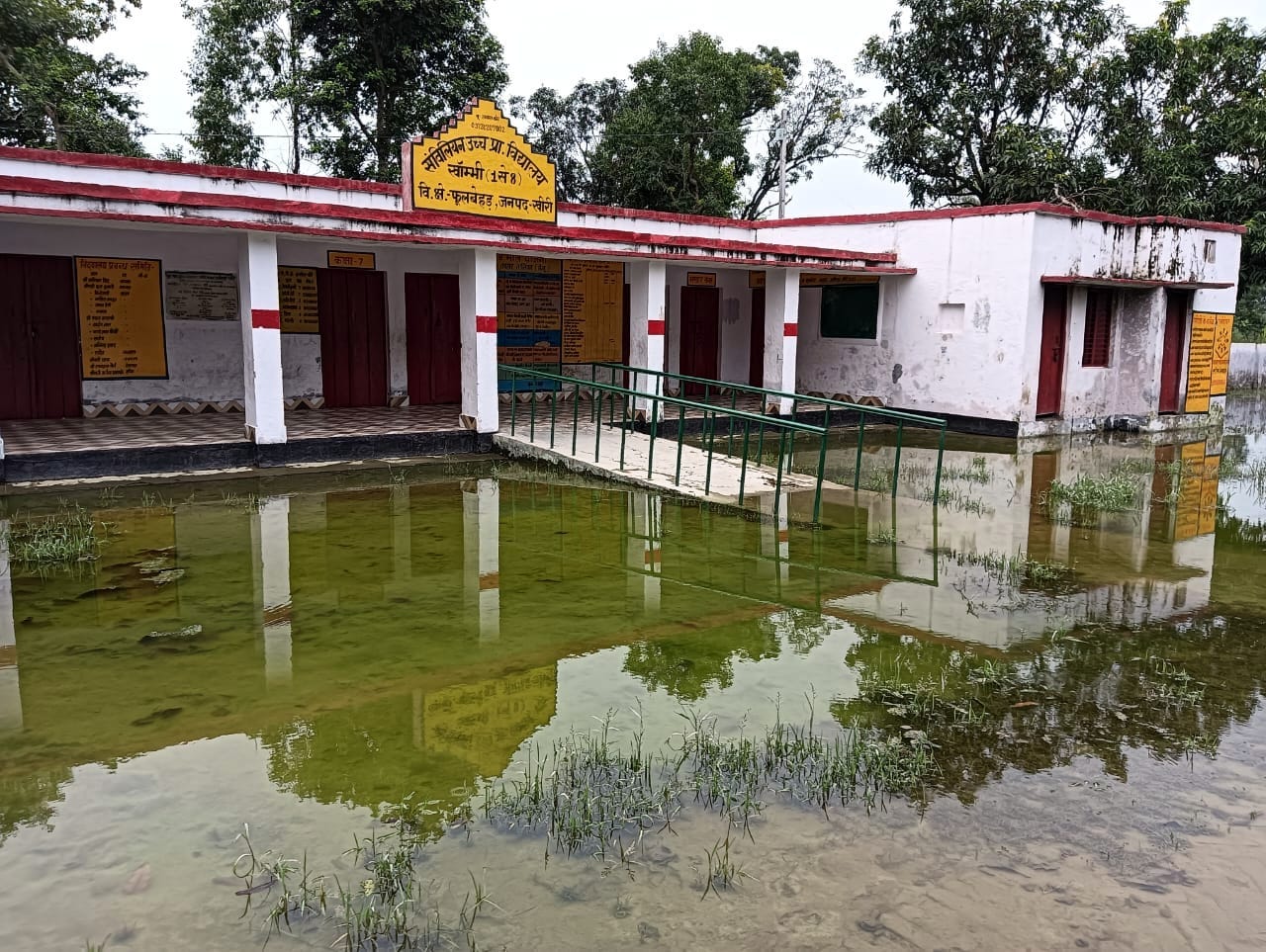 खांभी गांव के उच्च प्राथमिक सरकारी स्कूल मे भरा बाढ़ का पानी खांभी गांव के उच्च प्राथमिक सरकारी स्कूल मे भरा बाढ़ का पानी