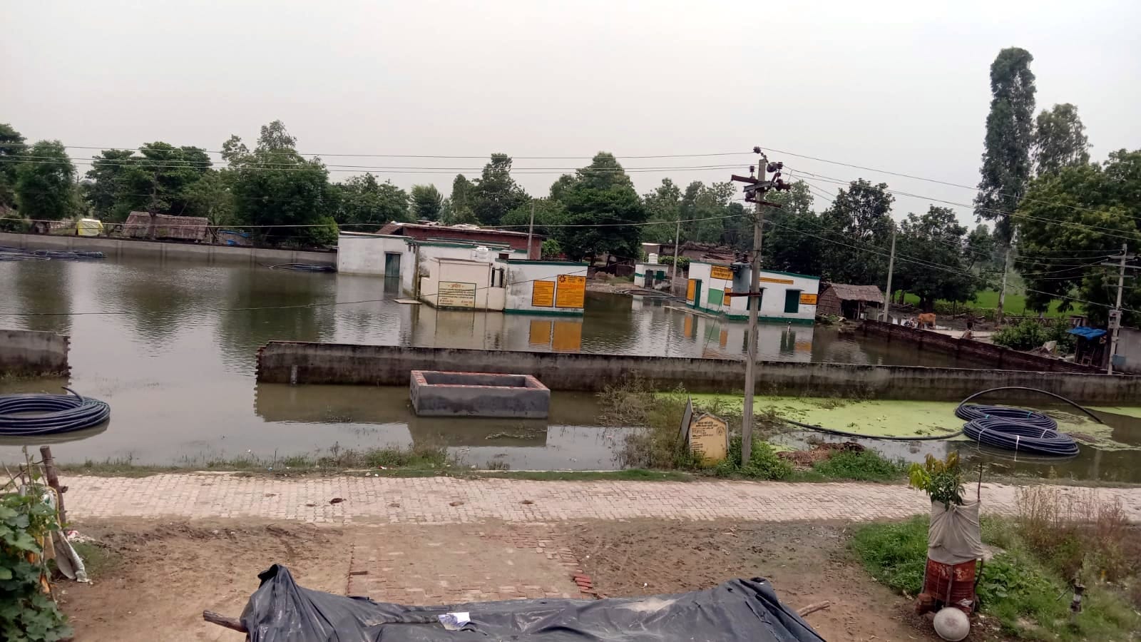 खांभी गांव के उच्च प्राथमिक सरकारी स्कूल मे भरा बाढ़ का पानी खांभी गांव के उच्च प्राथमिक सरकारी स्कूल मे भरा बाढ़ का पानी