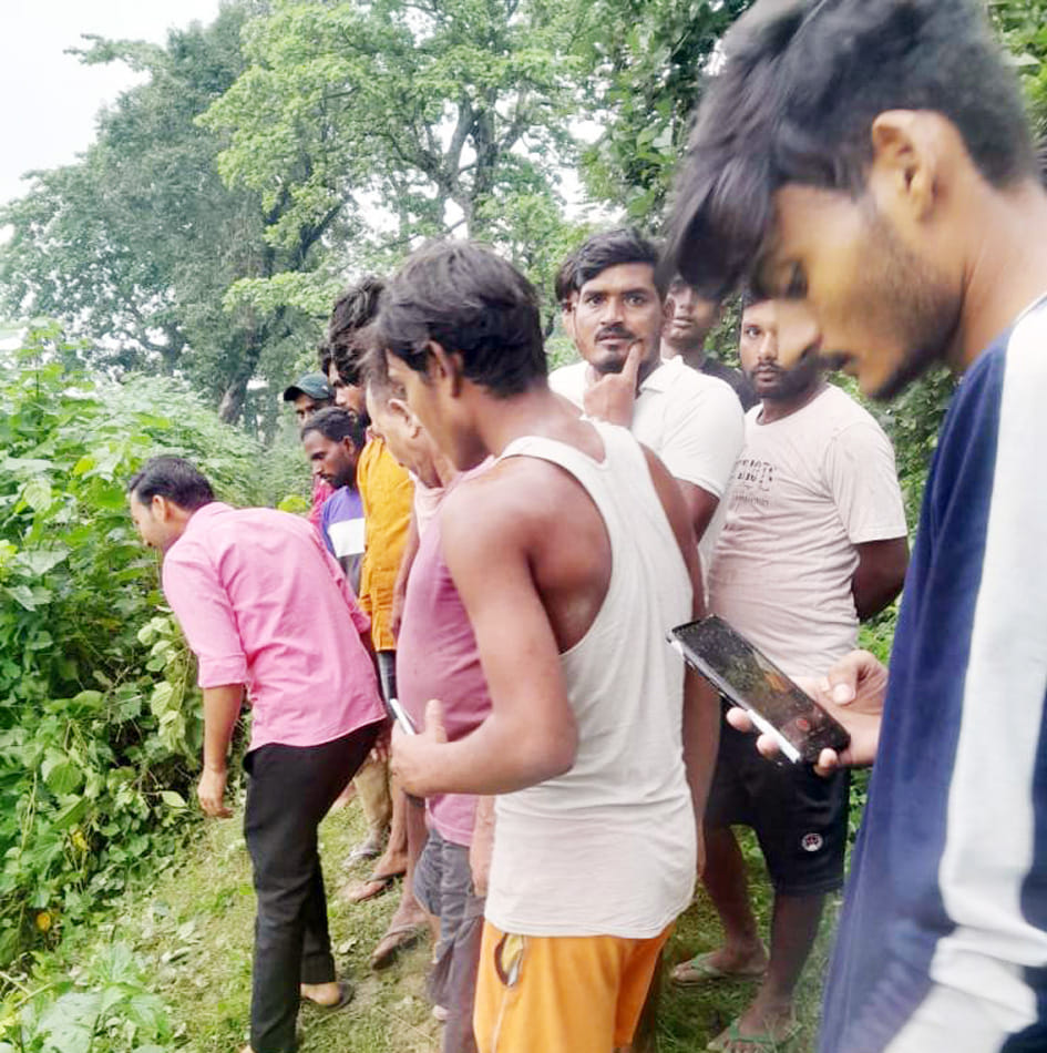 मझगईं के बेला कलां के पास बाघ द्वारा मारी गईं भैंस।