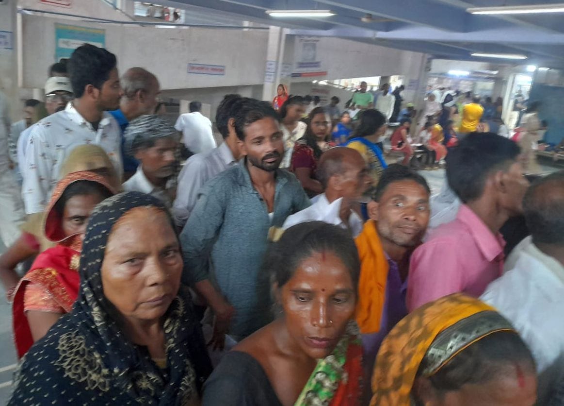 राजकीय मेडिकल कॉलेज शाहजहांपुर में एक वेड पर इलाज के लिए लेटे दो मरीज। संवाद राजकीय मेडिकल कॉलेज शाहजहांपुर में एक वेड पर इलाज के लिए लेटे दो मरीज। संवाद