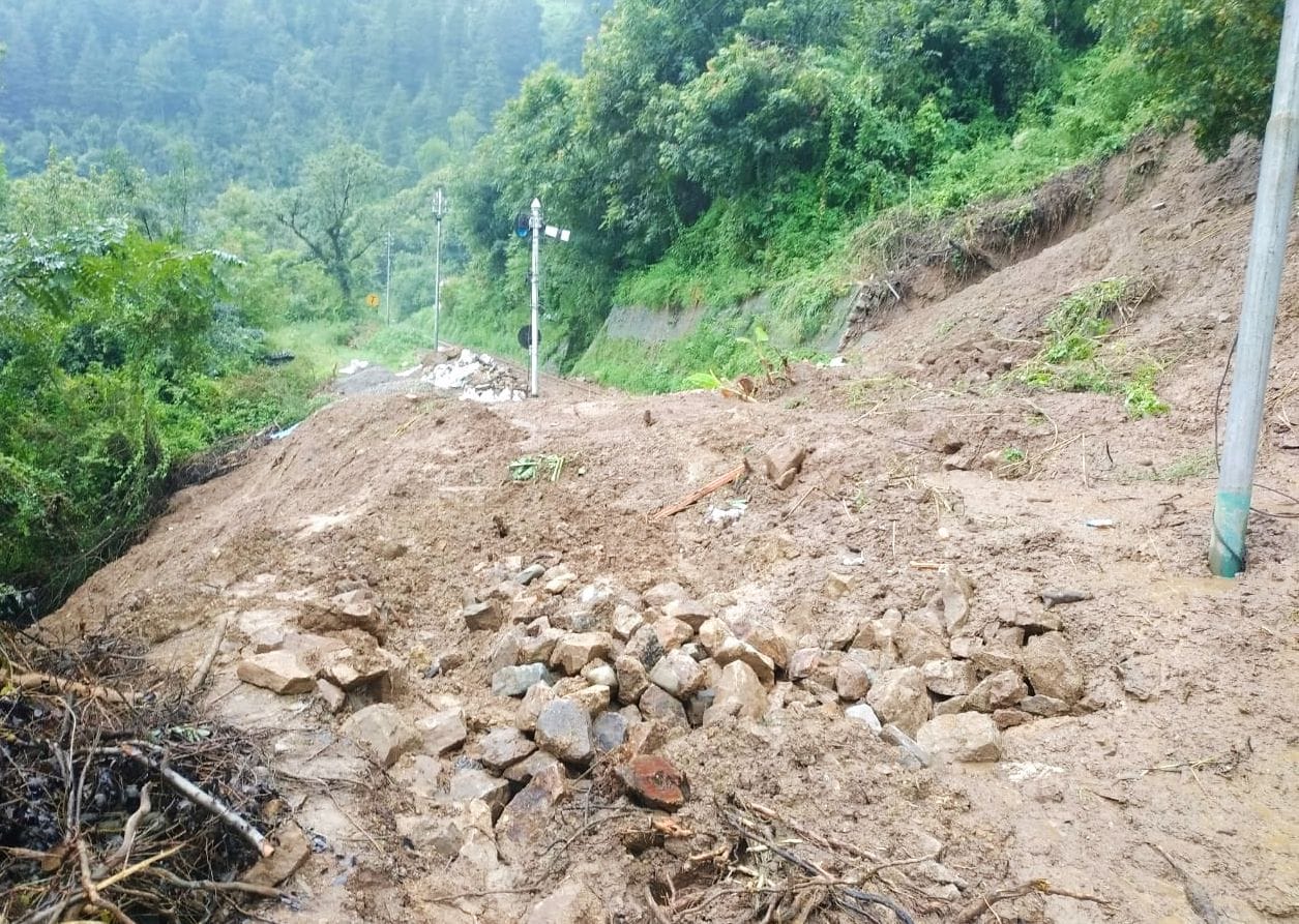 सेालन के वार्ड-8 में शूलिनी मंदिर के समीप भूस्खलन को रोकने के लिए लगाई गई  तिरपाल। संवाद