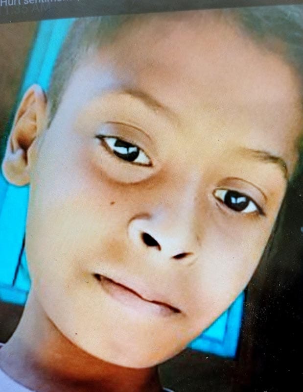 उझानी में बेटे देव की मौत के बाद बदहवास पिता धर्मेंद्र  सोनकर। संवाद