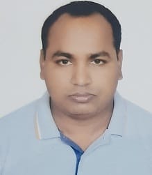 अल्हागंज में ड्रैगन फ्रूट के खेत में खड़े अंशुल मिश्रा