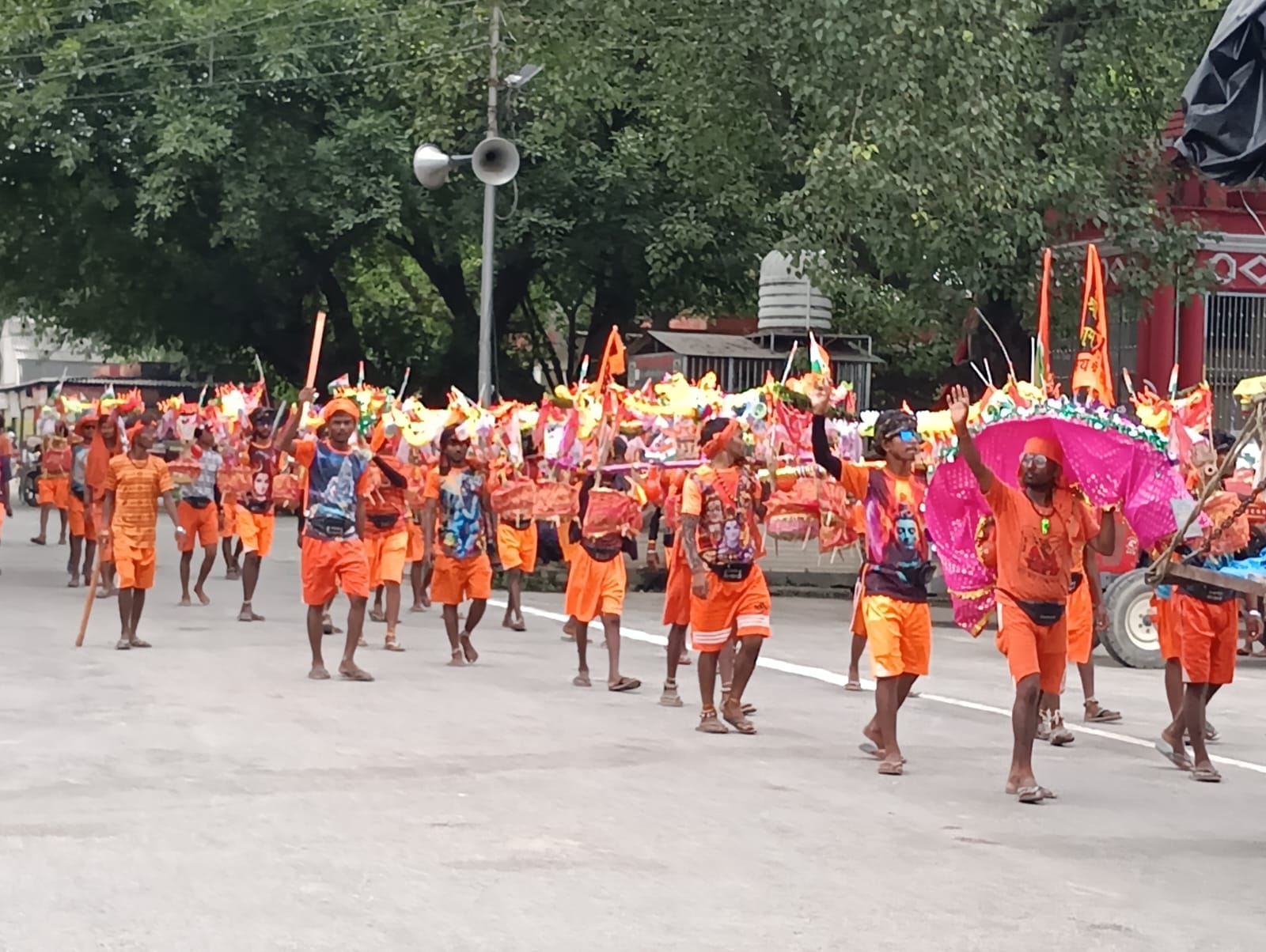 बम बम भोले - रविवार को मंडी समिति परिसर कोे जाता कावड़ियो का जत्था । संवाद