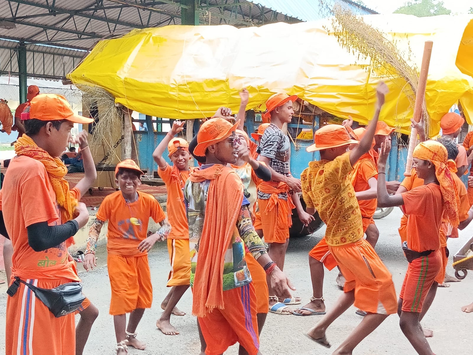 बम बम भोले - रविवार को मंडी समिति परिसर कोे जाता कावड़ियो का जत्था । संवाद