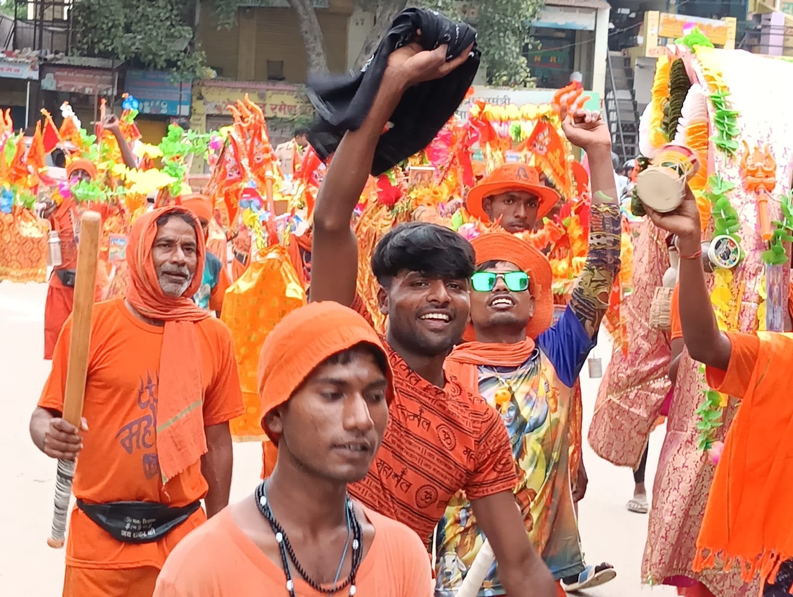 बम बम भोले - रविवार को मंडी समिति परिसर कोे जाता कावड़ियो का जत्था । संवाद