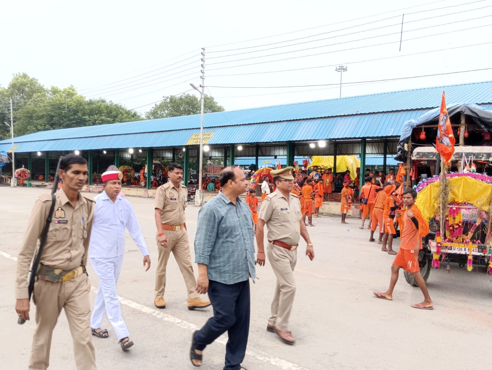 बम बम भोले - रविवार को मंडी समिति परिसर कोे जाता कावड़ियो का जत्था । संवाद