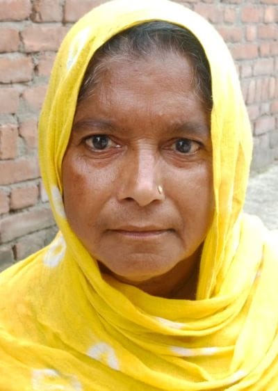 बाढ़ का पानी कम हाने पर गांव भुण्डी में फैली कीचड़। संवाद