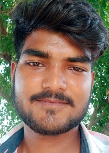 बाढ़ का पानी कम हाने पर गांव भुण्डी में फैली कीचड़। संवाद