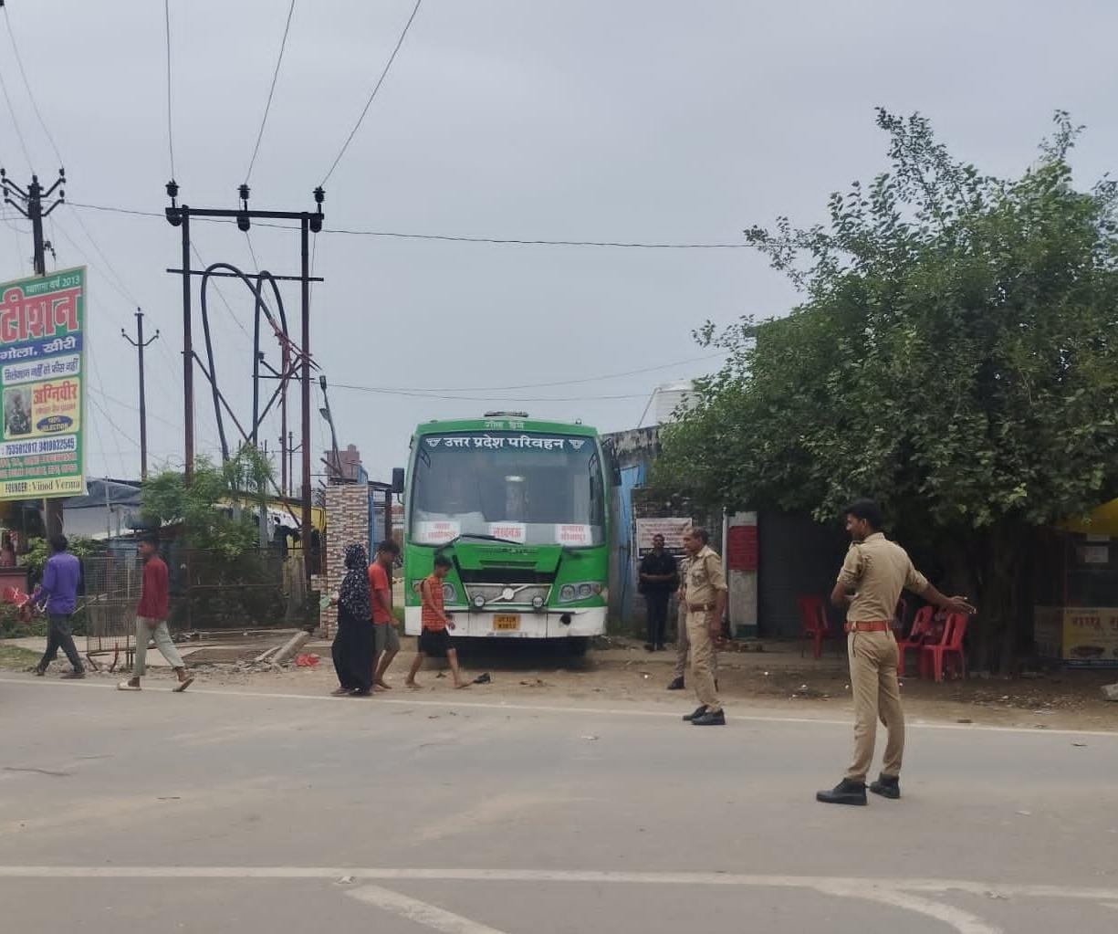 डाइवर्जन के दौरान मोहम्मदी रोड पर गुजरता ई रिक्शा डाइवर्जन के दौरान मोहम्मदी रोड पर गुजरता ई रिक्शा