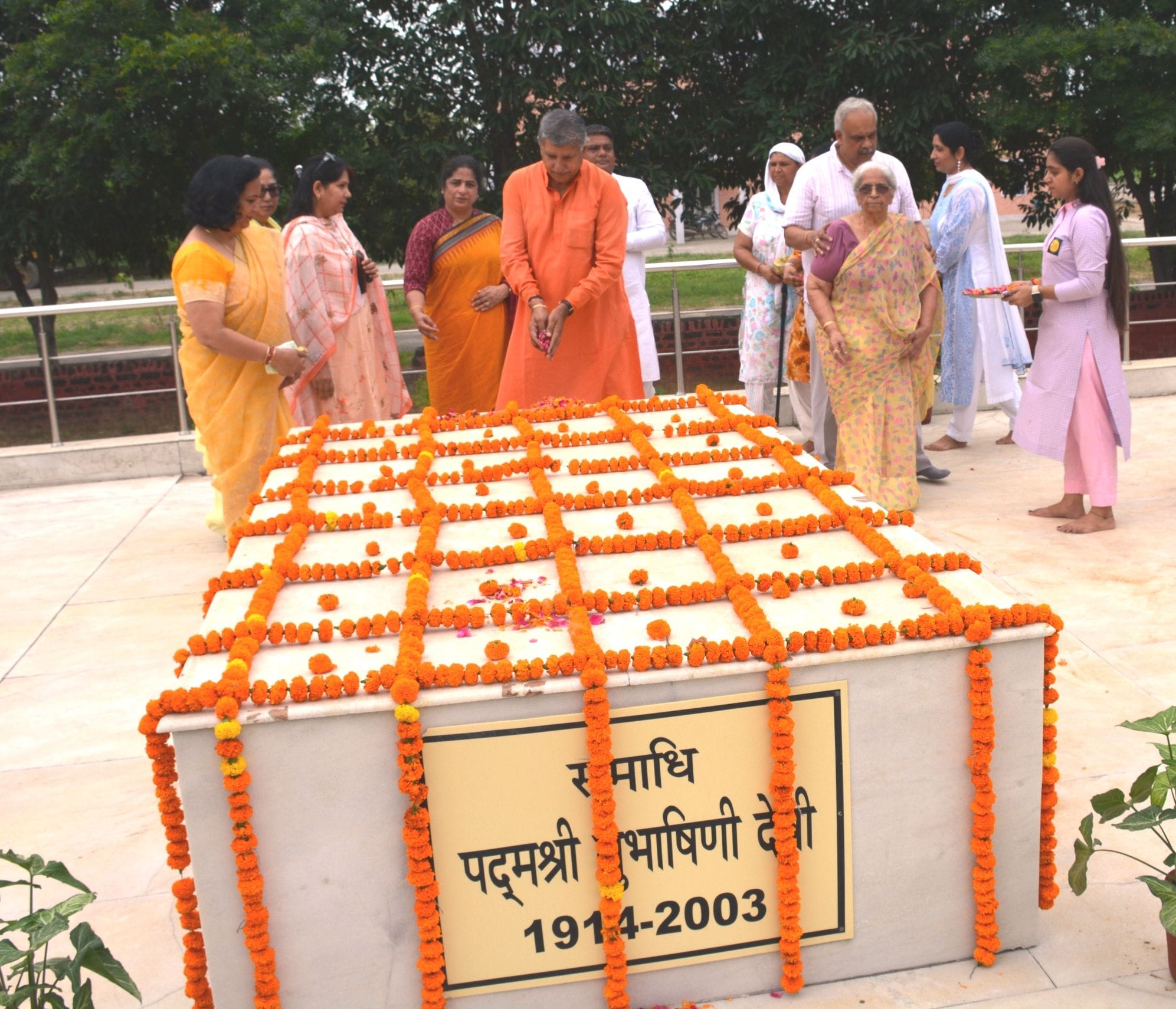 फोटो 31- महिला विश्वविद्यालय में बहन सुभाषिनी समाधि स्थल पर पुष्प अर्पित करते सांसद धर्मबीर सिं