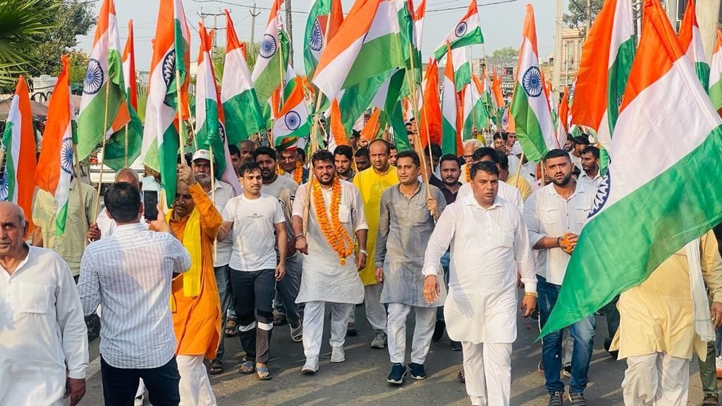 फोटो 35- गोहाना शहर में तिरंगा यात्रा निकालते तीर्थ राणा व अन्य। संवाद