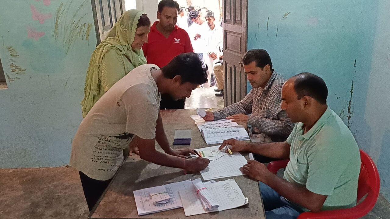 फोटो 40: जुआं-1 के पंचायत चुनाव में वोट डालने के लिए मतदान केंद्र के बाहर लाइन में खड़े मतदाता। फोटो 40: जुआं-1 के पंचायत चुनाव में वोट डालने के लिए मतदान केंद्र के बाहर लाइन में खड़े मतदाता।