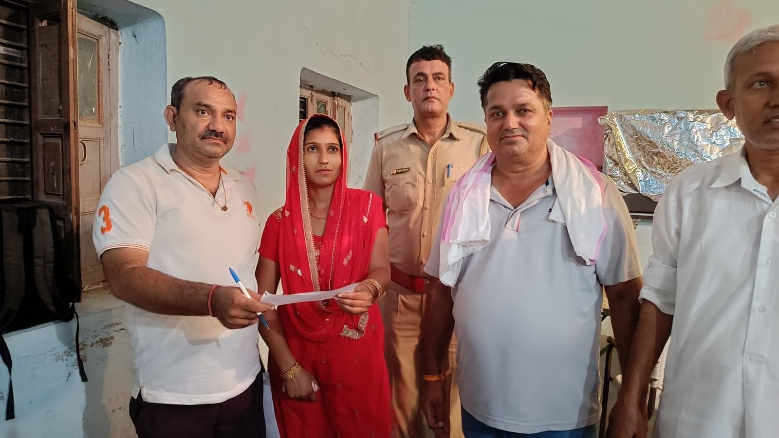 फोटो 40: जुआं-1 के पंचायत चुनाव में वोट डालने के लिए मतदान केंद्र के बाहर लाइन में खड़े मतदाता। फोटो 40: जुआं-1 के पंचायत चुनाव में वोट डालने के लिए मतदान केंद्र के बाहर लाइन में खड़े मतदाता।