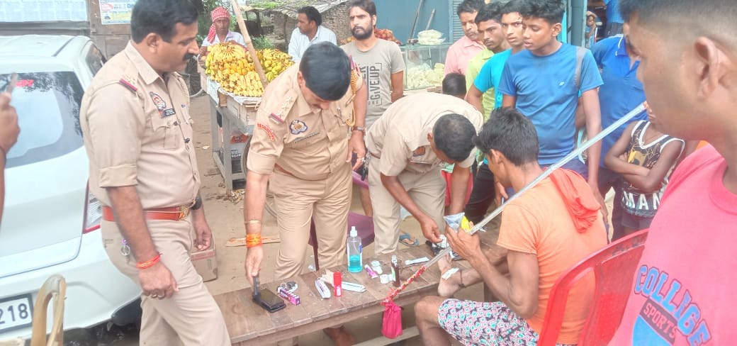 गोला में निकलता कावड़ियों का दल गोला में निकलता कावड़ियों का दल