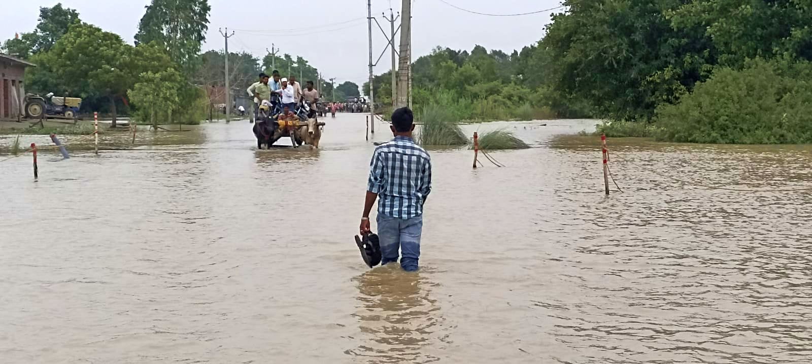 गर्रा नदी का बढ़ रहा जलस्तर। संवाद