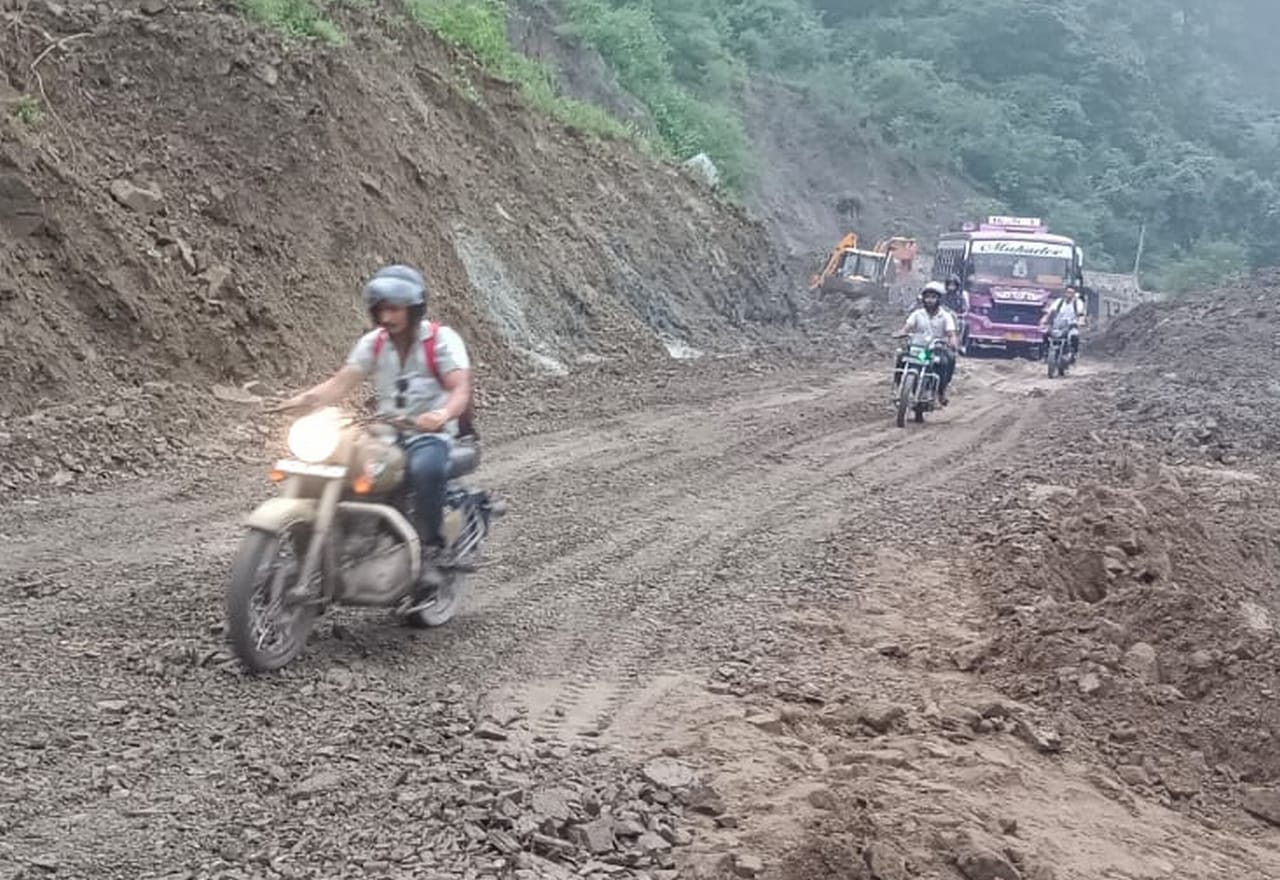 कच्ची ढांग में सड़क बंद होने पर बच्चे को लेकर पैदल गुजरता एक युवक। संवाद कच्ची ढांग में सड़क बंद होने पर बच्चे को लेकर पैदल गुजरता एक युवक। संवाद