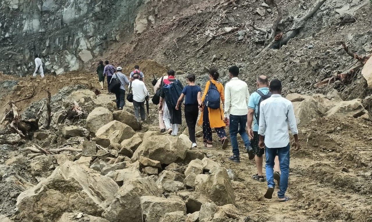 कच्ची ढांग में सड़क बंद होने पर बच्चे को लेकर पैदल गुजरता एक युवक। संवाद कच्ची ढांग में सड़क बंद होने पर बच्चे को लेकर पैदल गुजरता एक युवक। संवाद